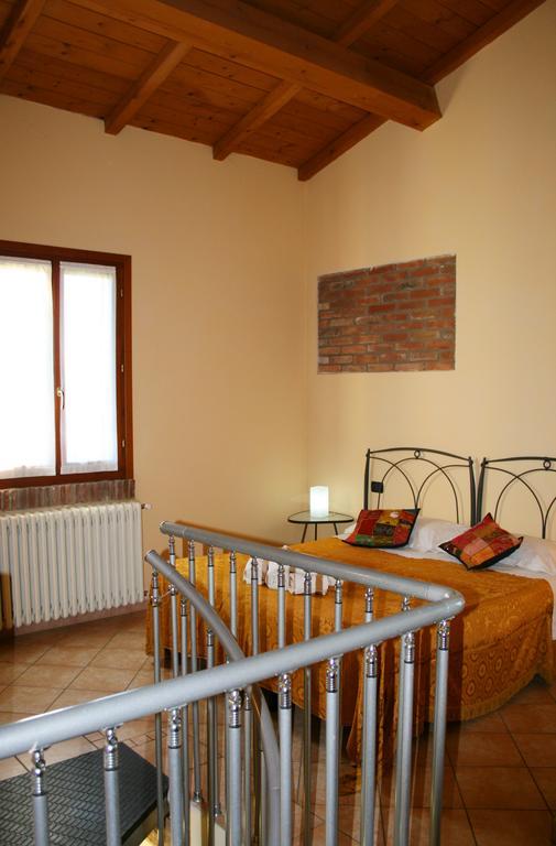 Agriturismo Corte Ponte Dei Tedeschi Guest House Ostiglia Стая снимка
