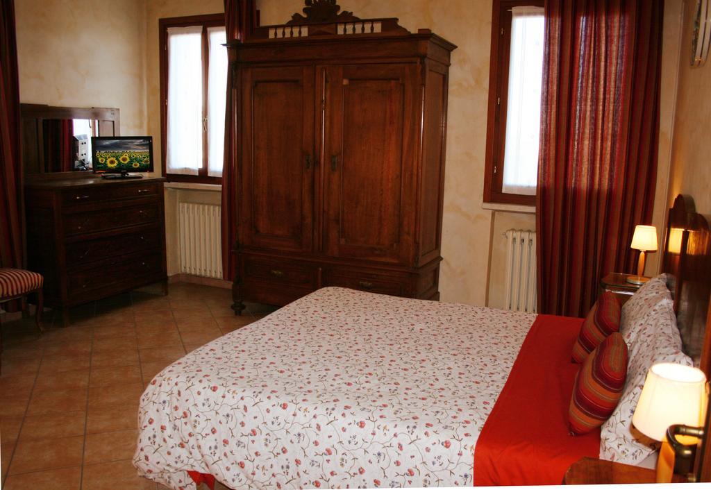 Agriturismo Corte Ponte Dei Tedeschi Guest House Ostiglia Стая снимка